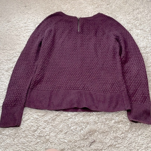 A&E Quilted looking Burgundy Sweater with back Zipper detail, size M - Picture 4 of 6